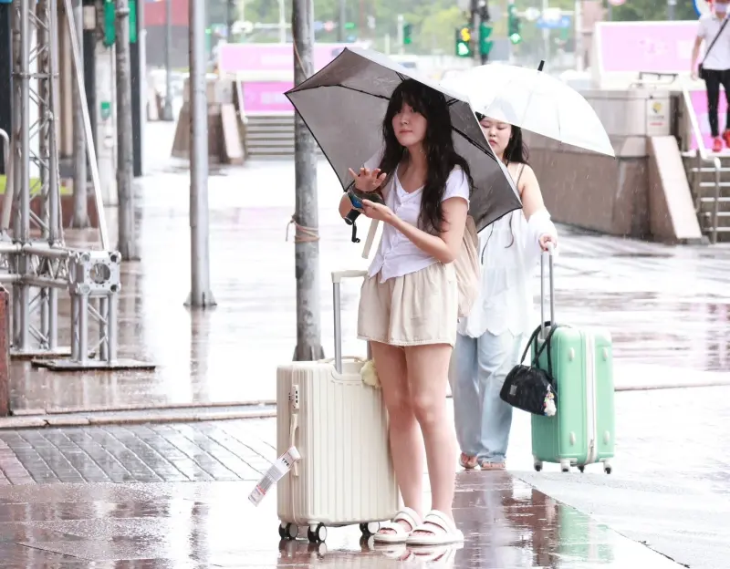 明天外出要帶傘！低氣壓接近全台天氣不穩　午後會有局部短暫雨