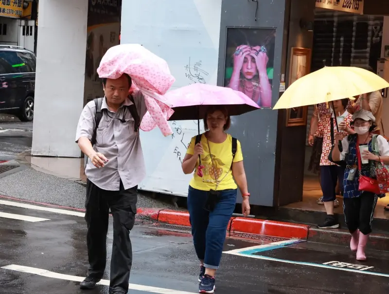 ▲摩羯颱風對台灣沒有直接影響，不過其外圍環流仍然帶來水氣，今（4）日起南台灣、東部地區有局部雨。（圖／記者陳明安攝）