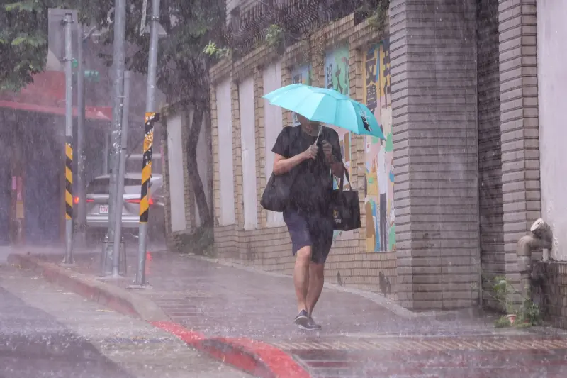 ▲低壓帶和西南風影響，今（18）日全台各地天氣都不穩定，尤其中南部地區降雨時間長，特別要小心大雨的發生。（圖／NOWnews攝影中心）