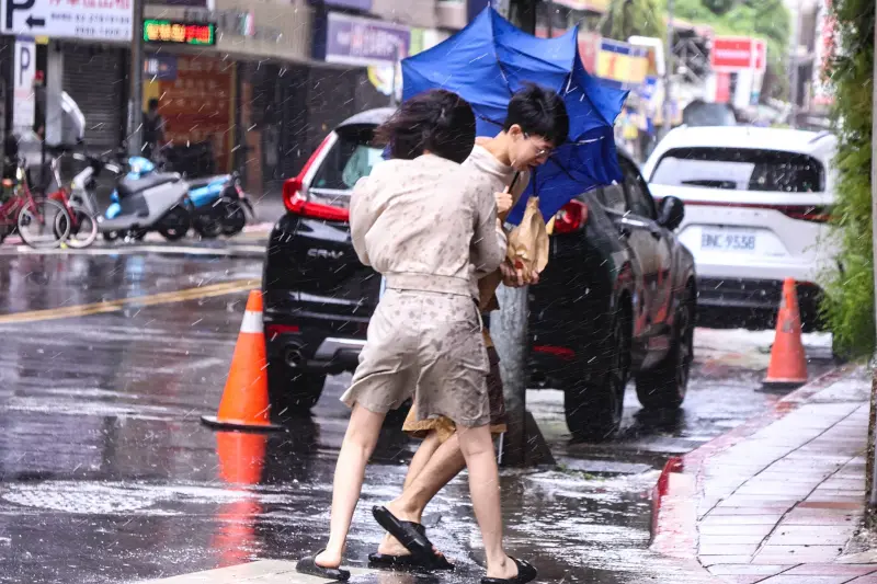 ▲康芮颱風即將登陸台灣，暴風圈挾帶狂風暴雨，中央氣象署一早發布「超大豪雨特報」及「陸上強風特報」。（圖／NOWnews攝影中心）