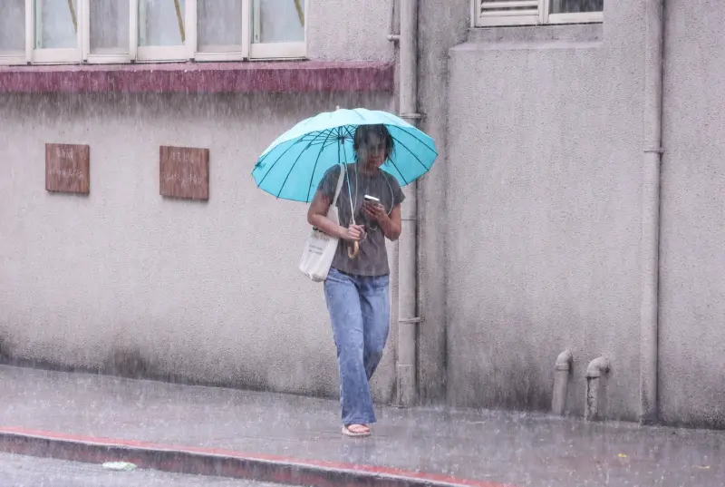 ▲今日對流雲系發展旺盛，易有短延時強降雨，中央氣象署稍早發布大雨特報，雨勢將一路持續到入夜。（圖／NOWnews攝影中心，2024.07.24）