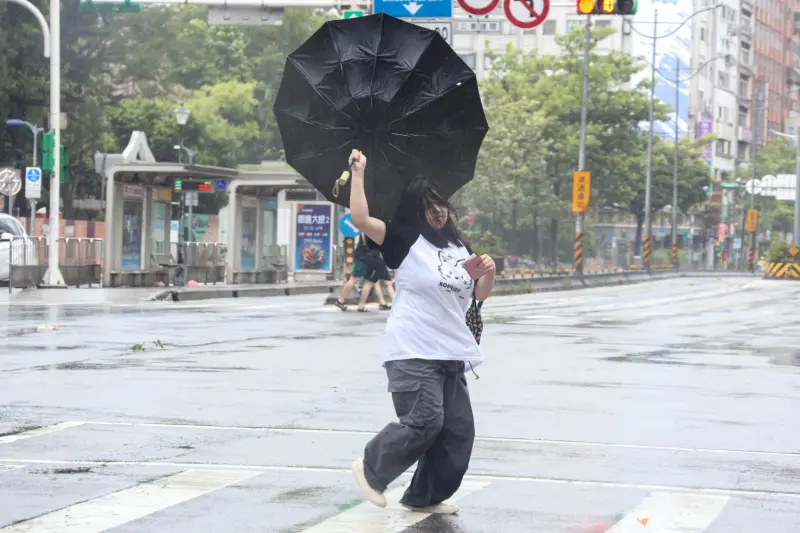 ▲康芮颱風升級強颱，中央氣象署一早發布陸上警報，同時發布大雨特報及陸上強風特報。（圖／NOWnews攝影中心）