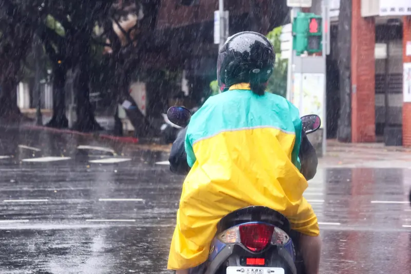 ▲中央氣象署發布「大雷雨即時訊息」，提醒高雄市目前正受大雷雨威脅。（圖／NOWnews攝影中心）