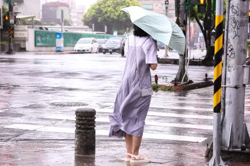 一個台灣2種天氣！摩羯颱風「今晚雨彈開掃」　本週降雨趨勢出爐
