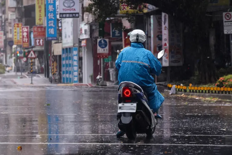 ▲今日午後對流發展旺盛，中央氣象署稍早發布「大雷雨即時訊息」，提醒民眾注意雨勢。（圖／NOWnews攝影中心，2024.07.24）