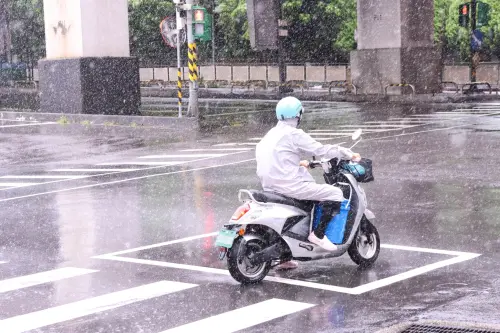 摩羯颱風烙人了！下週有機會「雙颱接力生成」　麗琵颱風也來參戰
