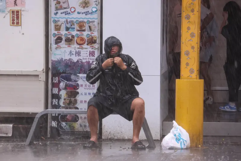 ▲外出買午餐注意，中央氣象署針對19縣市發布大雨特報，「屏東縣、台東縣、嘉義縣、台南市、嘉義市」午後注意大雷雨。（圖／NOWnews攝影中心）