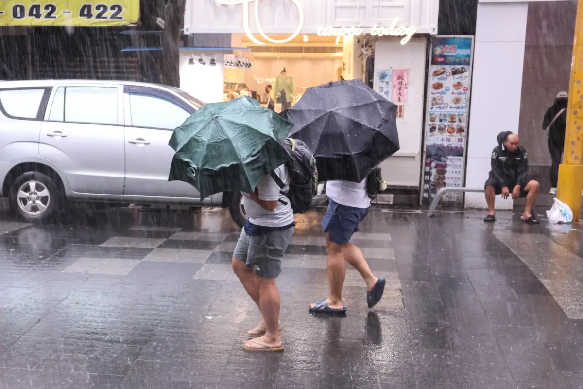 快訊／對流雲系旺盛！台北、台中、台南全台13縣市「大雨特報」