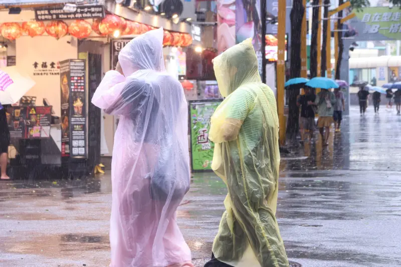 ▲今天雨勢會比明天更猛烈，全台降雨機率高，並且周日下半天到下周二將是西南風最強時刻。（圖／NOWnews攝影中心）