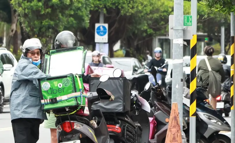 ▲母親節的5月，Uber Eats提供多項優惠，包含龍角、珍煮丹、肯德基、達美樂等指定商品享買1送1，且如果是Uber One會員還有滿額折價。（圖／NOWnews攝影中心）