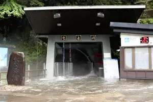 影／三颱共舞環伺日本！岩手縣名勝龍泉洞急關　安比颱風準備來犯
