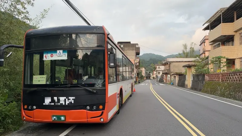 ▲魏姓婦人過馬路時遭公車撞上，送醫搶救宣告不治。（圖／翻攝畫面）