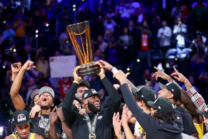 ▲NBA官方今天公布即將到來的2024—25年球季「NBA盃」、也就是季中錦標賽的賽程和分組名單。比賽預計將在當地時間11月12日開進行，冠軍戰再12月17日開打。上一季的冠軍為洛杉磯湖人（圖中球隊）。（圖／美聯社／達志影像）