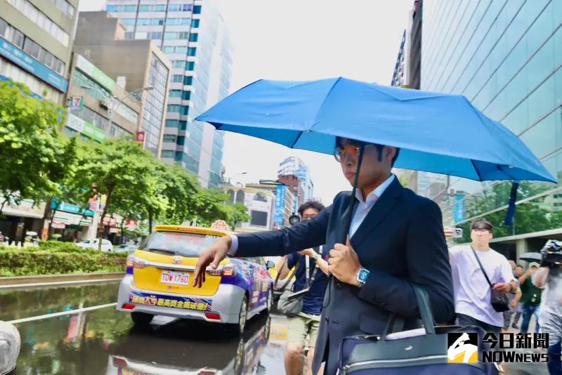 ▲木可公司律師搭計程車離去時被媒體包圍。（圖／記者李政龍攝，2024.08.14）