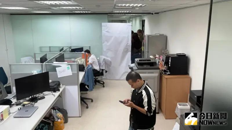 ▲檢調早上前往位於台北市台玻大樓的民眾黨總部、木可公司。（圖／記者李政龍攝，2024.08.14）
