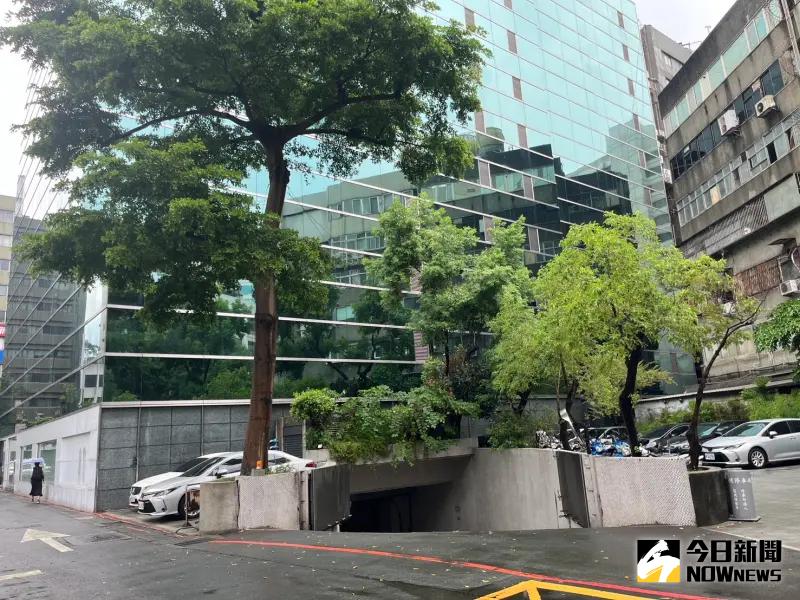 ▲調查局人員從地下室離開。（圖／記者李政龍攝，2024.08.14）