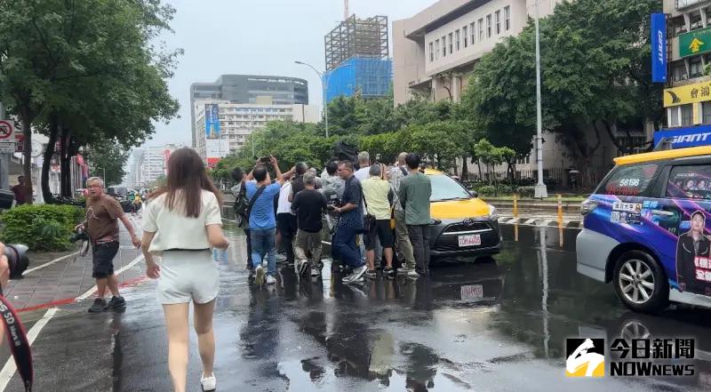 ▲木可公司律師搭計程車離去時被媒體包圍。（圖／記者林怡昕攝，2024.08.14）