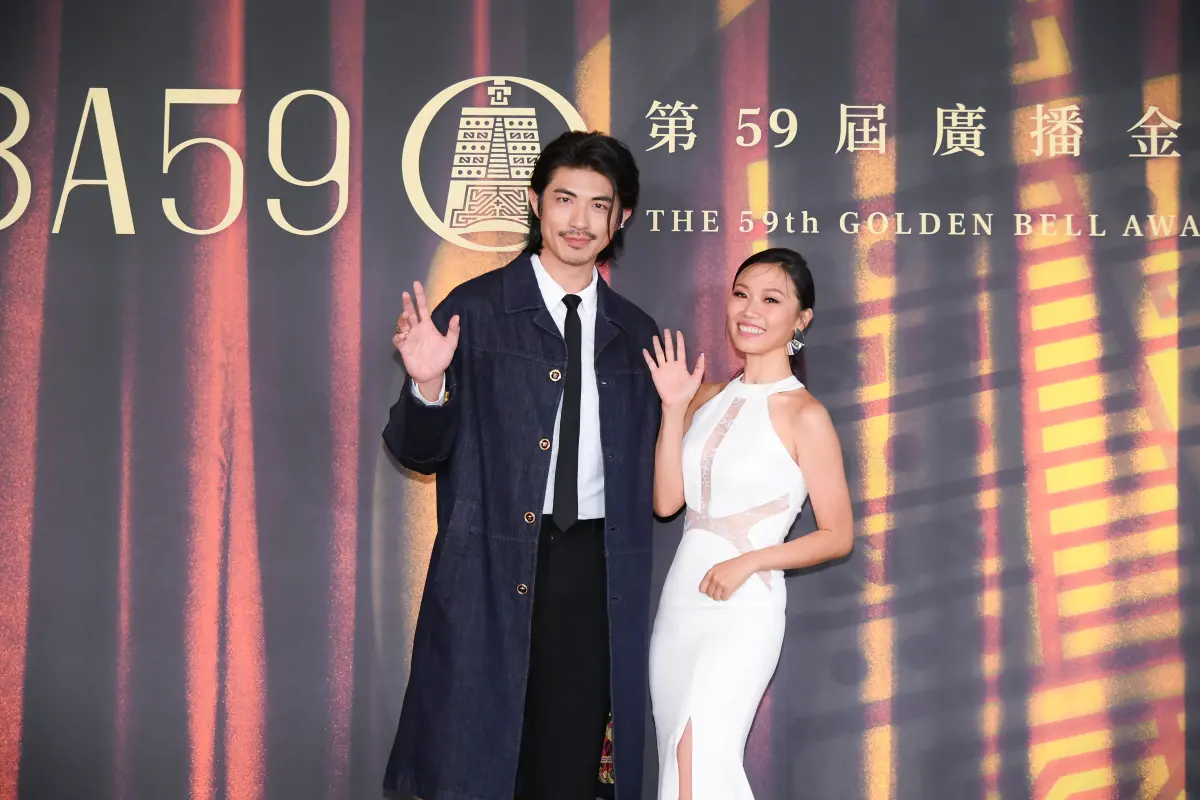 ▲第59屆廣播金鐘獎典禮由梁正群（左）、屠潔（右）主持，屠潔順利鏟肉7KG，禮服胸前中空透視蕾絲好辣。（圖／三立提供）