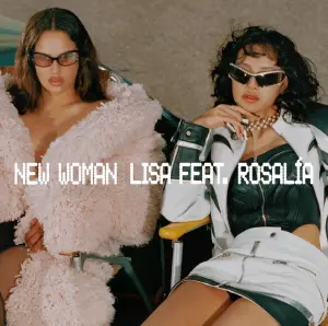 ▲〈NEW WOMAN〉的Lisa（圖右）戴上閃亮墨鏡和浮誇珍珠項鍊，搭配皮衣迷你裙，頭頂羊毛卷造型，復古感拉滿。（圖／wearelloud IG）