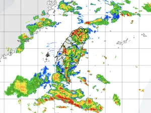 ▲對流發展旺盛，台灣西半部今（14）日不僅下起又急又快的雨勢，閃電、雷擊也搭配出現。（圖／中央氣象署）