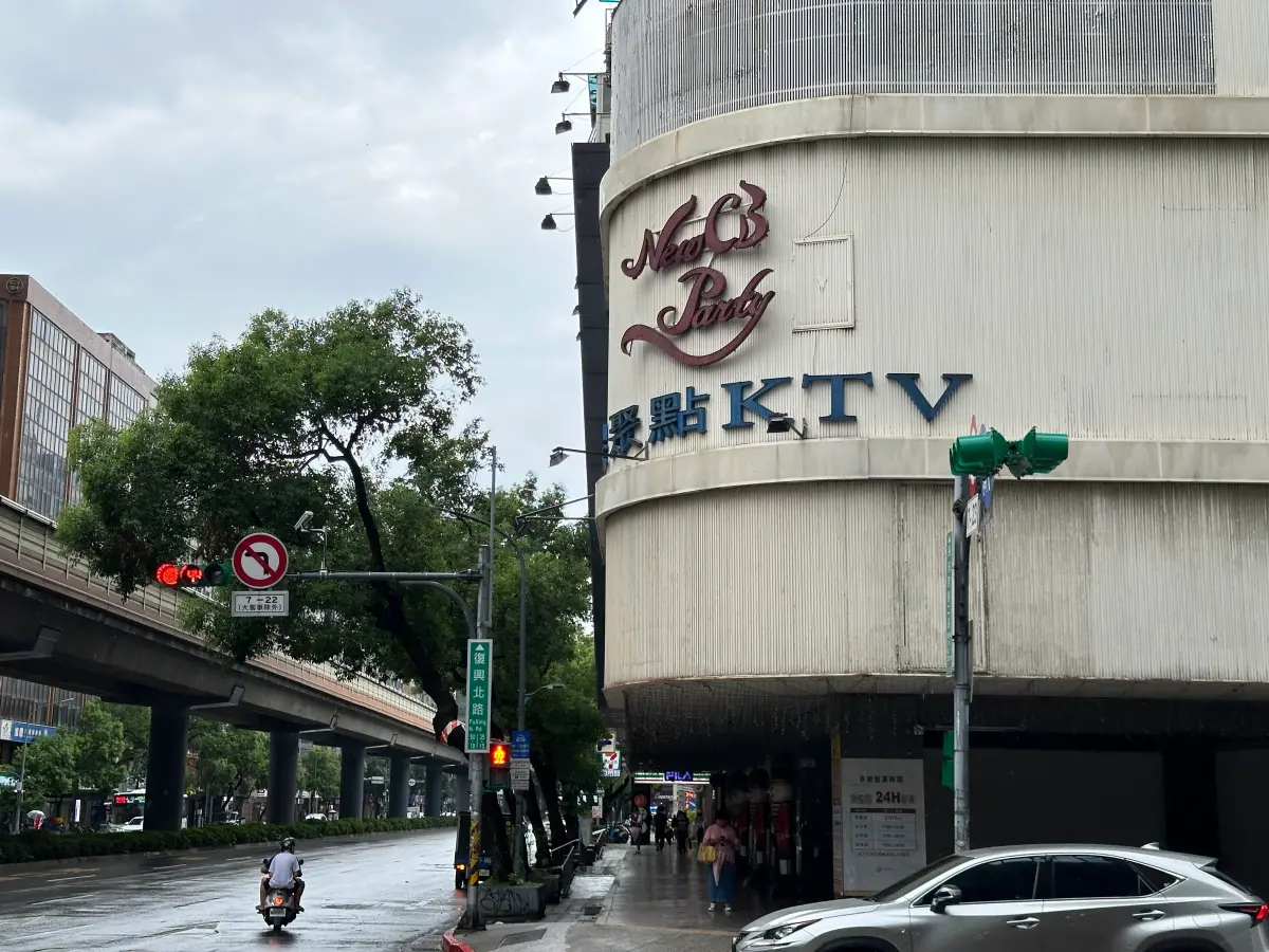 ▲星聚點KTV復興館門口貼出9月30日結束營業公告，其所屬「芝麻大廈」。（圖／Kana授權提供）