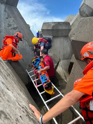 ▲2名女性潛水客收困在消波塊中，1人清醒另一人則呈現OHCA已無呼吸心跳。（屏東縣消防具提供）