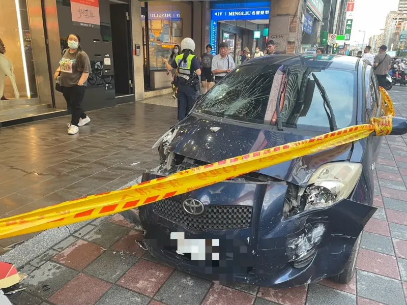 ▲一部自小客車行經南京東路時失控衝上人行道，造成3名行人被波及。（圖／翻攝畫面）