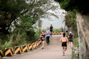 ▲今年賽事首創4.5K前線偵查路線，別出心裁地將賽道延伸至東引村落，讓跑者在穿梭閩式建築，欣賞壯麗海景。（圖／官方提供）