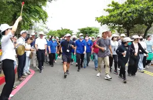 ▲產業園區管理局高屏分局舉辦臨廣科技產業園區百人健走活動，由高屏分局分局長游淑惠(左1)擊鑼起走。(圖／產業園區管理局高屏分局提供)