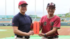 ▲博田國際醫院院長謝榮豪(左)代表院方捐贈經費給金潭國小少棒隊,金潭國小校長簡仲信(右)代表接受。(圖/博田國際醫院提供) ▲博田國際醫院院長謝榮豪(左)代表院方捐贈經費給金潭國小少棒隊,金潭國小校長簡仲信(右)代表接受。(圖/博田國際醫院提供)