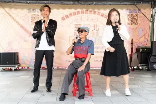 ▲李炳輝街頭演出,用音樂維持家計。(圖/中華民國身心障礙者藝文推廣協會提供) ▲李炳輝街頭演出,用音樂維持家計。(圖/中華民國身心障礙者藝文推廣協會提供)