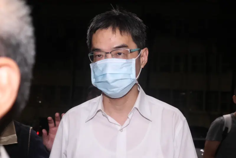 ▲會計師端木正以被告身份深夜現身北檢接受複訊。（圖／記者朱永強攝）