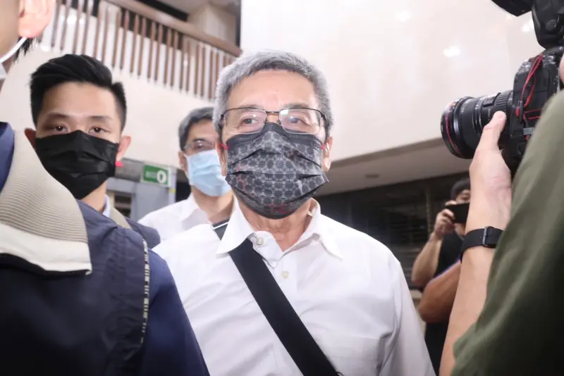 ▲時任柯文哲總統大選競總財務長的李文宗深夜步出北機組，接受檢方複訊（圖／記者朱永強攝）