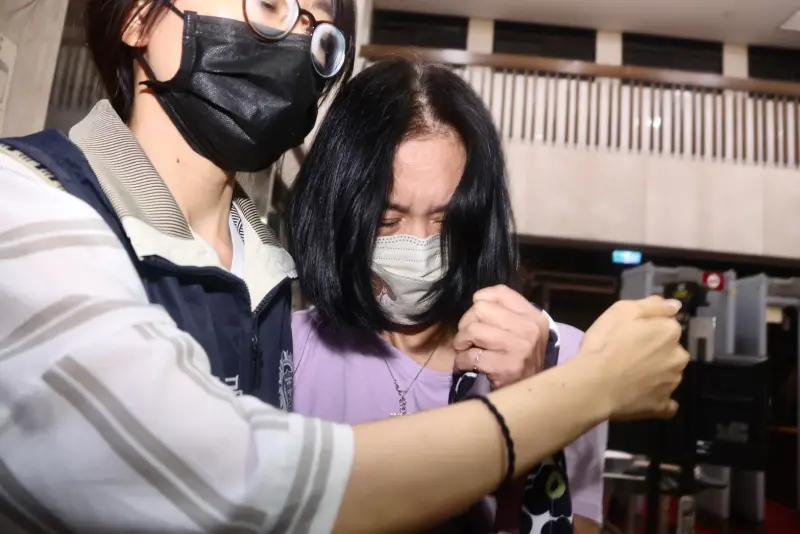 ▲木可公關負責人李文娟深夜現身北檢。（圖／記者朱永強攝）