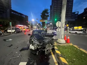 新北蘆洲車禍！汽車左轉碰撞小貨車　零件噴飛四散、驚悚畫面曝光
