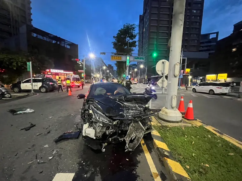 ▲15日凌晨，新北市蘆洲區三民路、保和街口，發生一起車禍事故，一台黑色自小客車行經路口左轉，與對向直行的一台小貨車發生碰撞。（圖／翻攝畫面）　