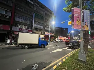 ▲15日凌晨，新北市蘆洲區三民路、保和街口，發生一起車禍事故，一台黑色自小客車行經路口左轉，與對向直行的一台小貨車發生碰撞。（圖／翻攝畫面）　