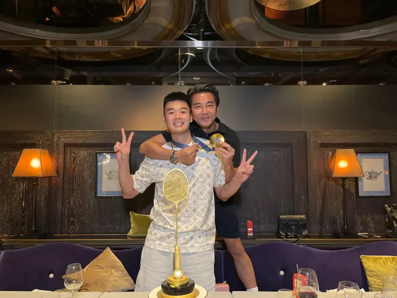 ▲謝承均（右）和六月等一票好友幫王齊麟（左）辦慶功宴。（圖／謝承均臉書）