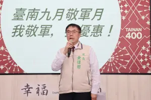 ▲市長黃偉哲代表臺南市185萬市民，向國軍表達最高敬意與謝意，公布優惠內容，店家只要貼有「我敬軍，我優惠」的標章，現役軍人憑證即可享專屬優惠。(圖／南市府提供)