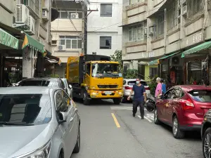 ▲今天的會勘現場由環保局、消防局等工作車輛實地呈現狀況。(圖/市議員林智鴻辦公室提供) ▲今天的會勘現場由環保局、消防局等工作車輛實地呈現狀況。(圖/市議員林智鴻辦公室提供)