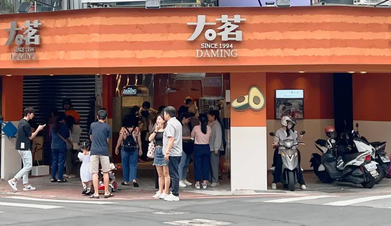 ▲夏天人手一杯手搖飲料，台中「大茗本位製茶堂」2024掀起話題並迅速展店，首創「酪梨奶蓋」受到歡迎，還有蘋果玉露青、烤糖蕎麥凍都是人氣必喝，一次整理Top5推薦菜單。（圖／翻攝自大茗FB）