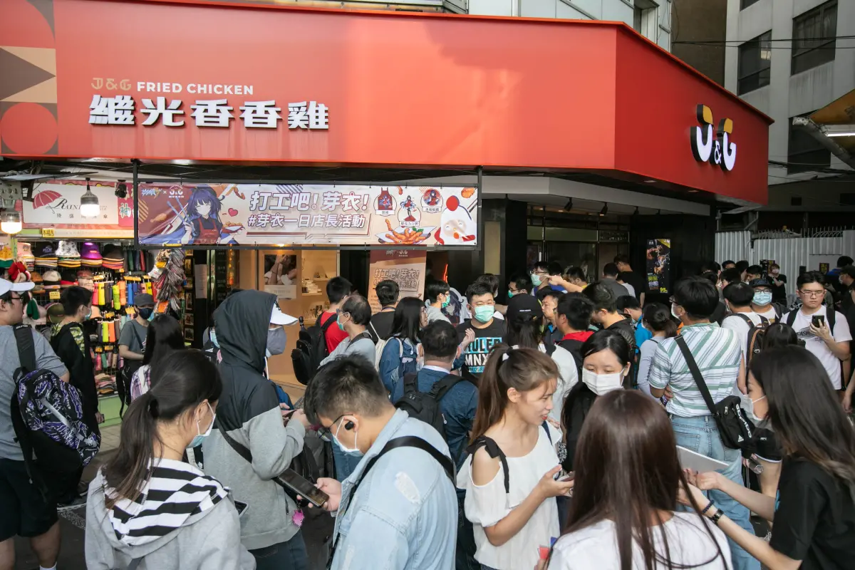 ▲香繼光集團宣布全品牌員工結構性調薪，繼光香香雞排隊人潮。（圖／香繼光集團提供）