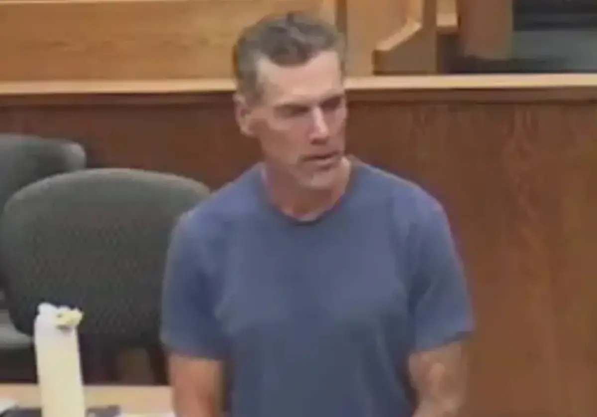 ▲美國男子賈雷爾因為在出庭時多次以髒話辱罵法官，最後被以多重蔑視法庭的罪名，判處500多天監禁。（圖／翻攝自紐約郵報）