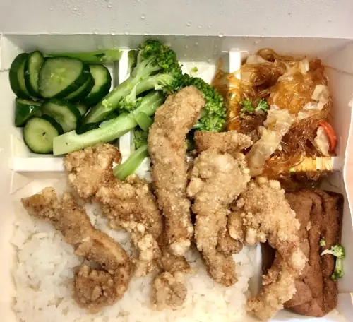 ▲小李便當店的「小雞飯」，主菜是數個炸雞柳。（圖／翻攝Google 評論）