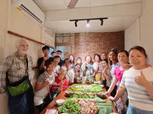 ▲在大家齊心協力下，終於完成海南雞飯料理。（圖／移民署提供）