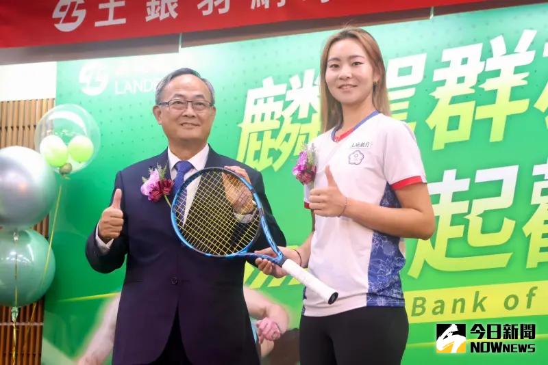 ▲成功追平台灣網球女雙紀錄的網球隊球員曹家宜,也獲土銀頒發20萬元獎金。(圖/記者朱永強攝)