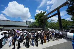 ▲8月15日是日本終戰日（投降日），靖國神社外排滿大批參拜民眾。（圖／美聯社／達志影像）