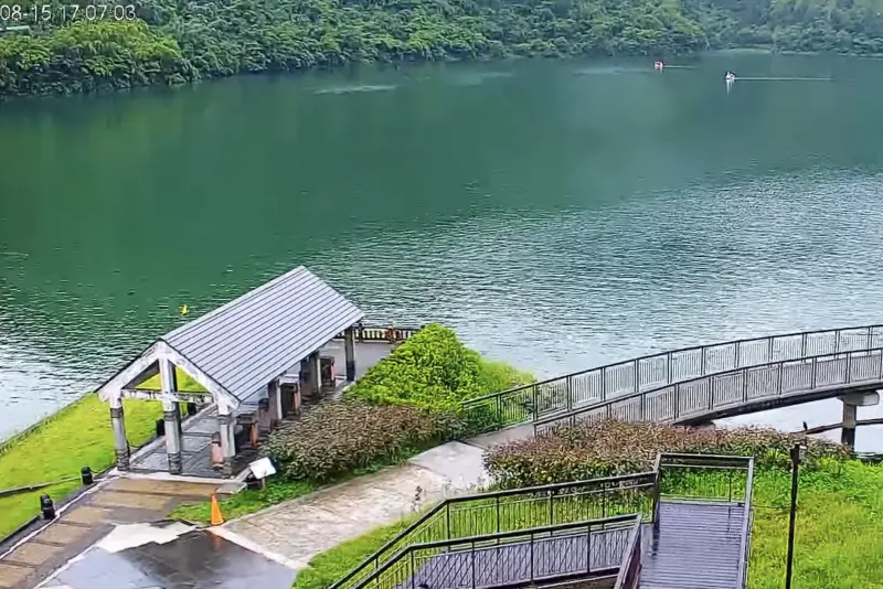 ▲宜蘭縣近海今日一連發生4次有感地震，而接近震央的花蓮鯉魚潭即時影像可見，地震當下「鏡頭君」劇烈搖晃。（圖／翻攝自「花蓮鯉魚潭即時影像」YT）