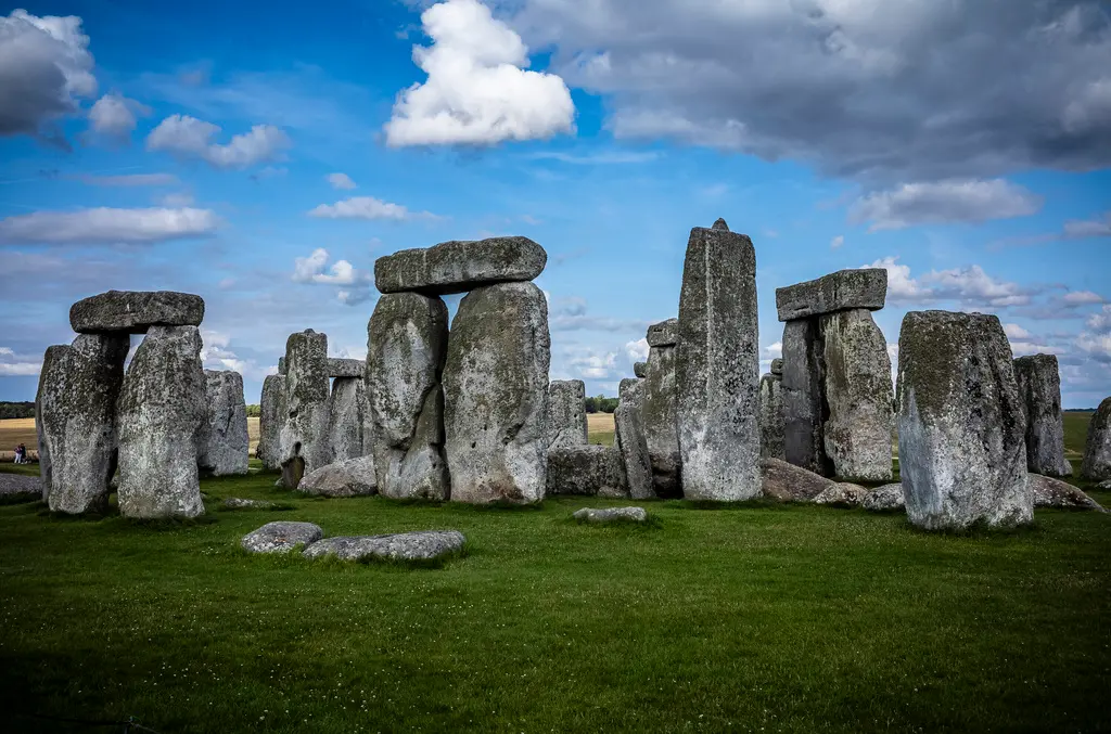 ▲擁有近5000年歷史的英國巨石陣（Stonehenge），幾個世紀以來一直吸引著全世界的目光，每年吸引超過百萬遊客到訪，大家對於當時人們為何要如此大費周章搬運排列巨石十分好奇。而最新研究認為，巨石陣不僅具有宗教目的，更是古英國人為了團結人民的政治手段。（圖／美聯社／達志影像）