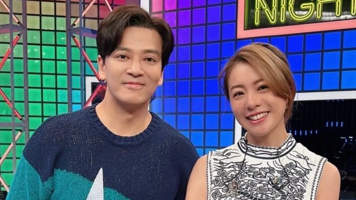 ▲歌手解偉苓（右）上節目《綜藝大熱門》，在主持人吳宗憲的助攻下，與偶像男神陳曉東（左）相見歡，獲得擁抱嗨翻喊：「這一切都太不可思議了，剛剛是做夢嗎？」（圖／瑜樂工作室提供）